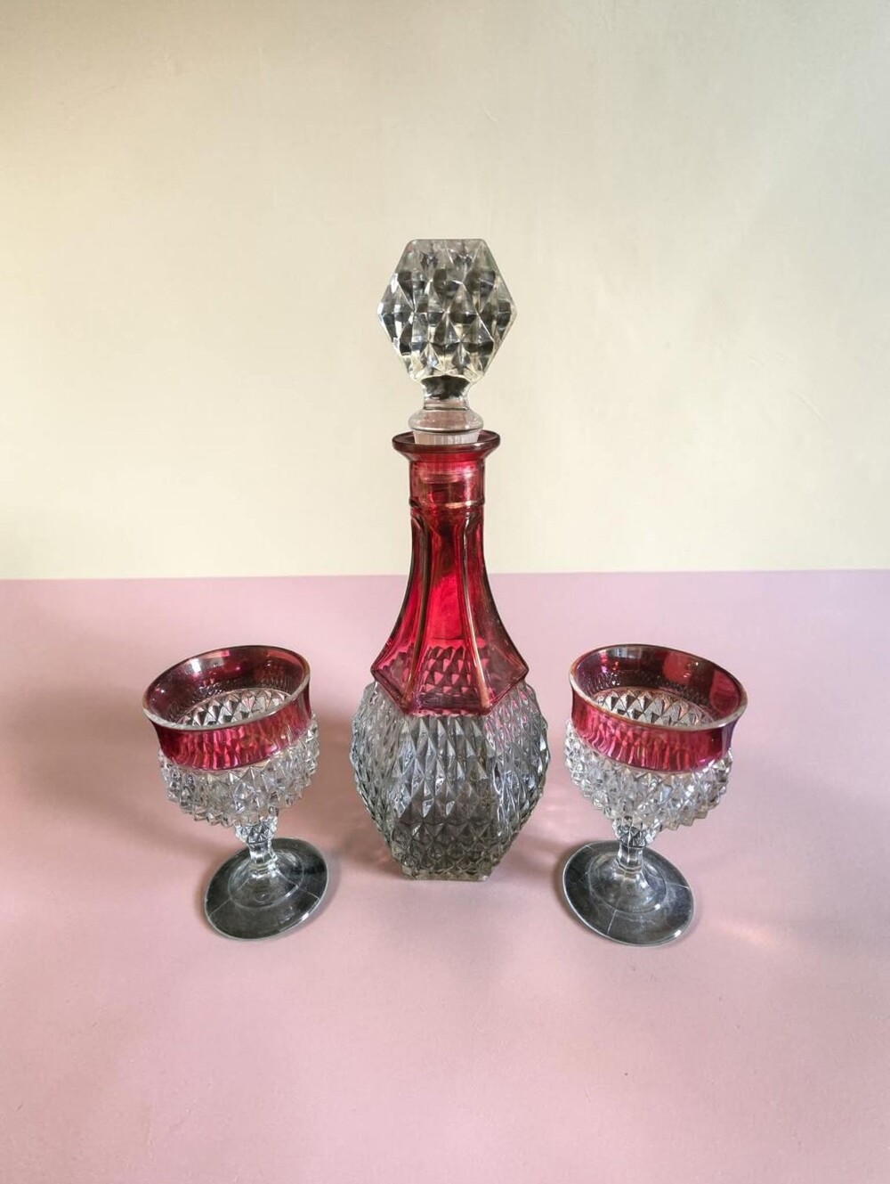 INDIANA Glass Co. DECANTER BOTTLE & GLASSES SET. RUBY RED BAND TRIM Hosting Fall
